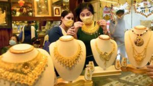 Gold Price Change Today 24, 22, 18 Carat Gold Rates Fall Slightly Before Dhanteras And Diwali Offer