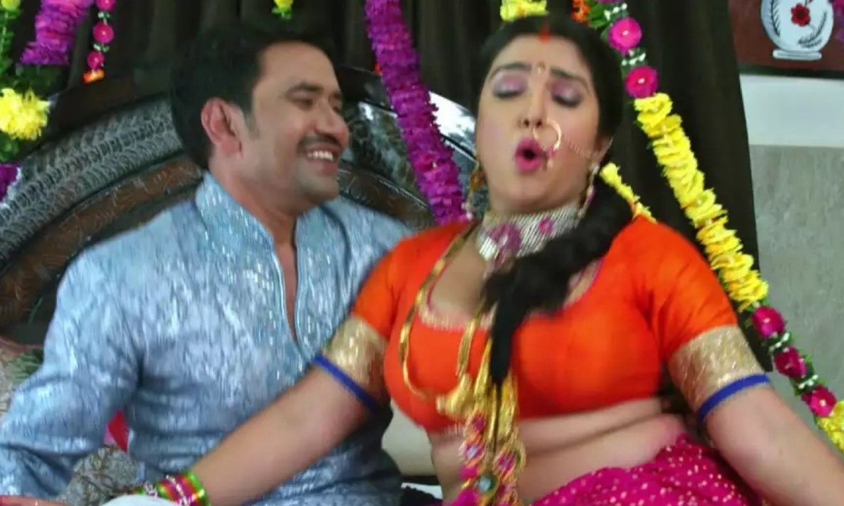 Bhojpuri Superstar Nirahua Viral Video Romance with Amrapali Dubey And Kajal Raghwani