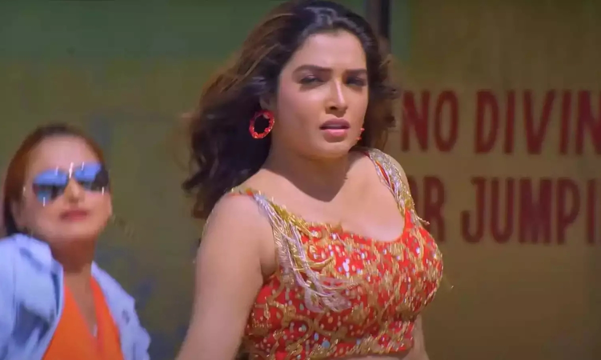 Bhojpuri Hit Song Amrapali Dubey Stunning Performance Leaves Fans Mesmerized