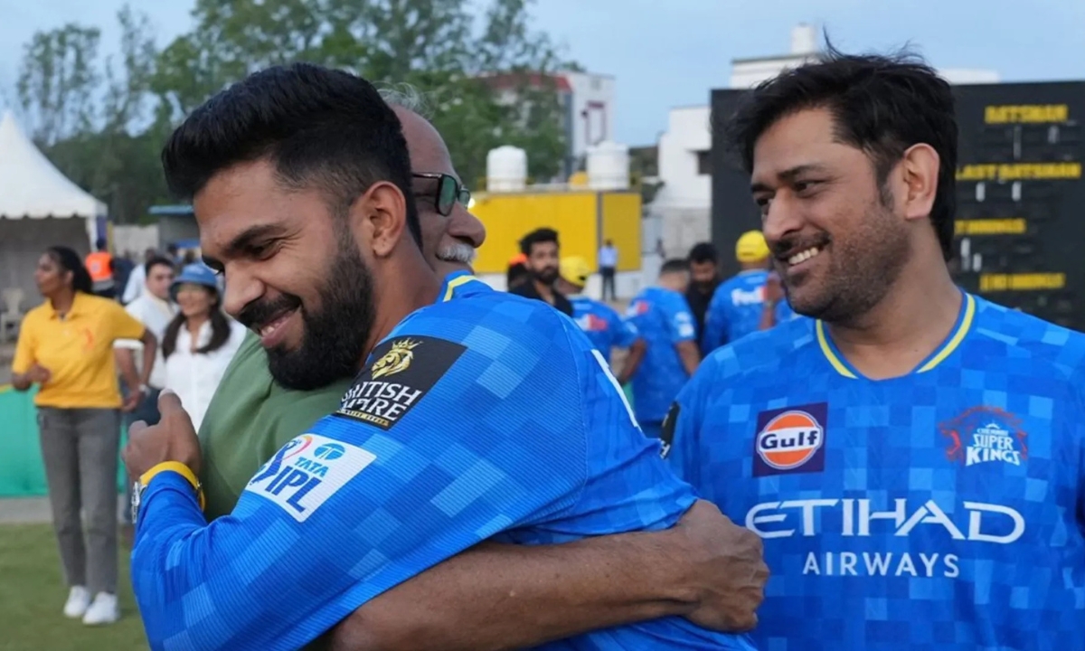 Ruturaj Gaikwad Captures MS Dhoni in a Special Moment During CSK Photoshoot for IPL 2025