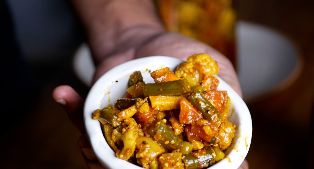 Mixed Pickle Recipe: Nothing beats the taste of homemade pickles! If you love the tangy and spicy flavour of mixed pickles, then this Gobi-Gajar (Cauliflower-Carrot) pickle recipe is perfect for you.