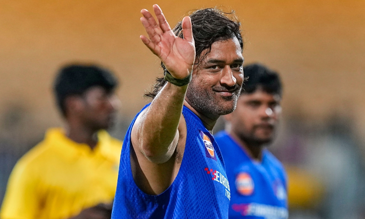 Ruturaj Gaikwad Captures MS Dhoni in a Special Moment During CSK Photoshoot for IPL 2025