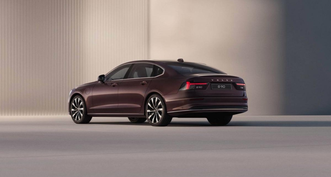 2025 Volvo S90 Facelift परफॉर्मन्स, सुरक्षितता आणि लक्झरीचं त्रिसूत्री गाठलेलं वाहन