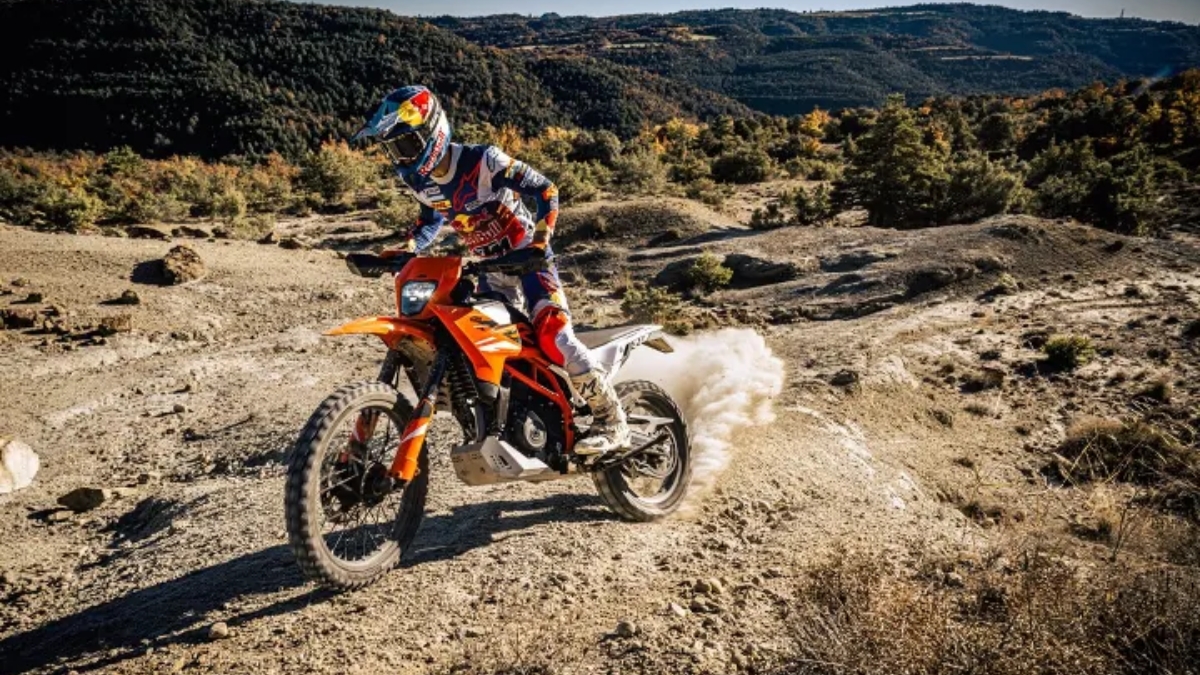 KTM 390 Enduro R पावसात, पर्वतात, कधीही चालवा आता ₹3.60 लाखात उपलब्ध