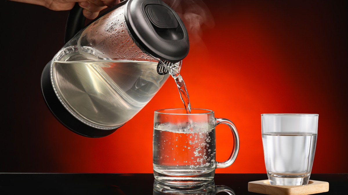 Benefits of Drinking Hot Water तुमच्या आरोग्यासाठी एक चमत्कारीक उपाय