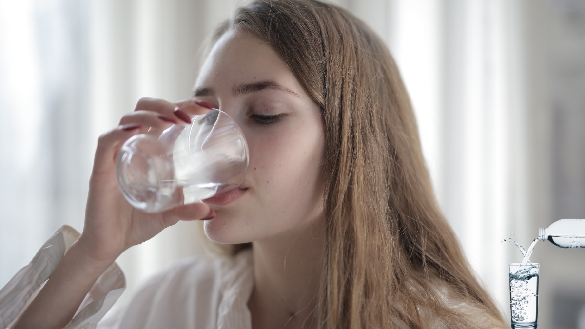 Benefits of Drinking Hot Water तुमच्या आरोग्यासाठी एक चमत्कारीक उपाय