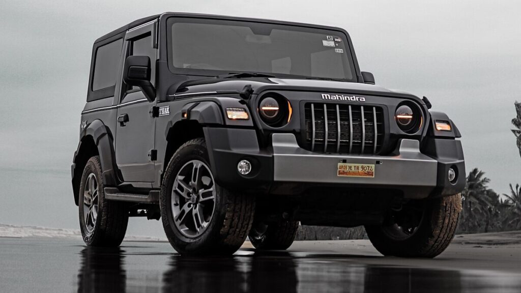Mahindra Thar आकर्षक डिझाईन, शक्तिशाली 4x4 फीचर्स आणि फायदेशीर मायलेज