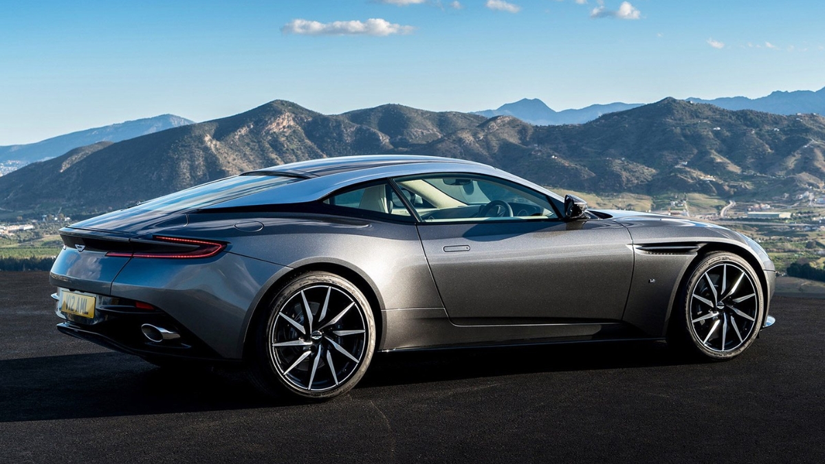 Aston Martin DB11 ₹4.20 कोटींचं स्टेटस सिम्बॉल जे प्रत्येक नजर आकर्षित करतं