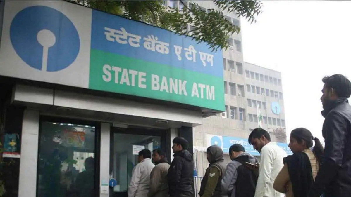 ATM वापरणाऱ्यांसाठी धक्का, 1 मेपासून SBI, PNB, HDFC चे नवे शुल्क लागू