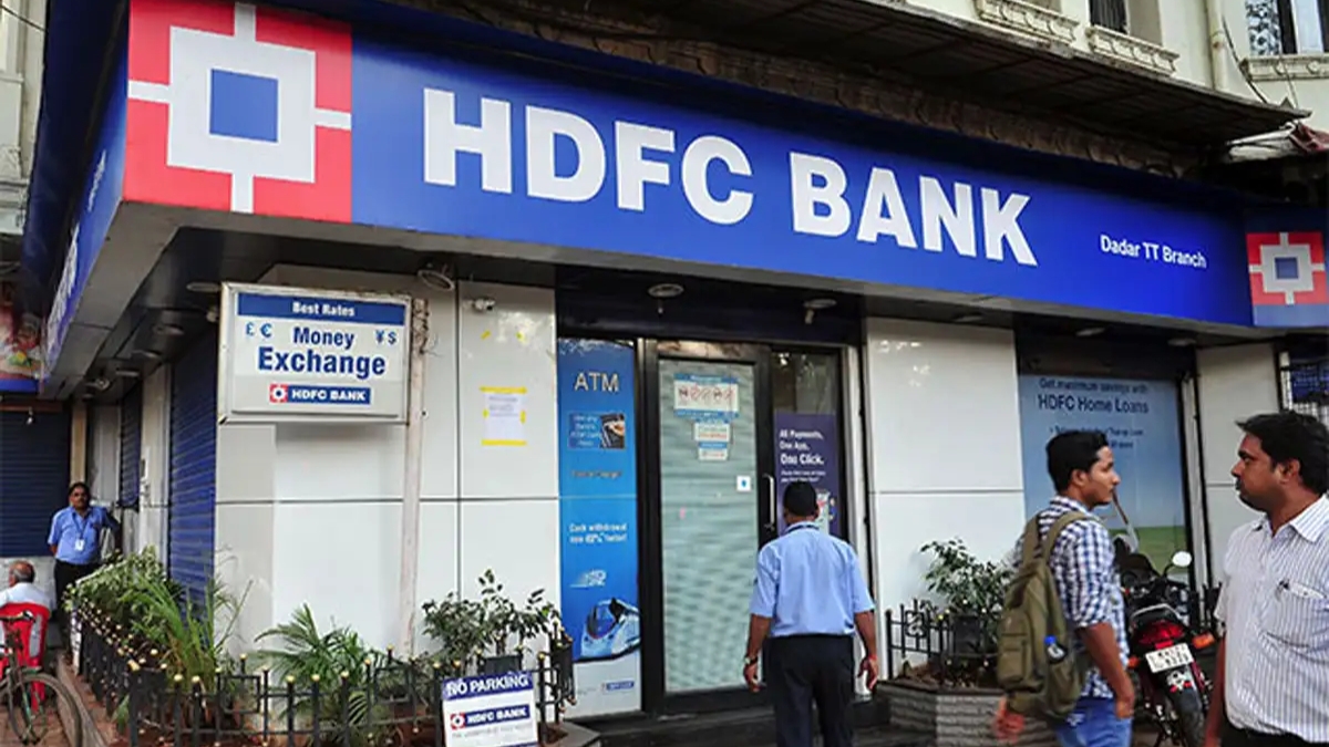 ATM वापरणाऱ्यांसाठी धक्का, 1 मेपासून SBI, PNB, HDFC चे नवे शुल्क लागू