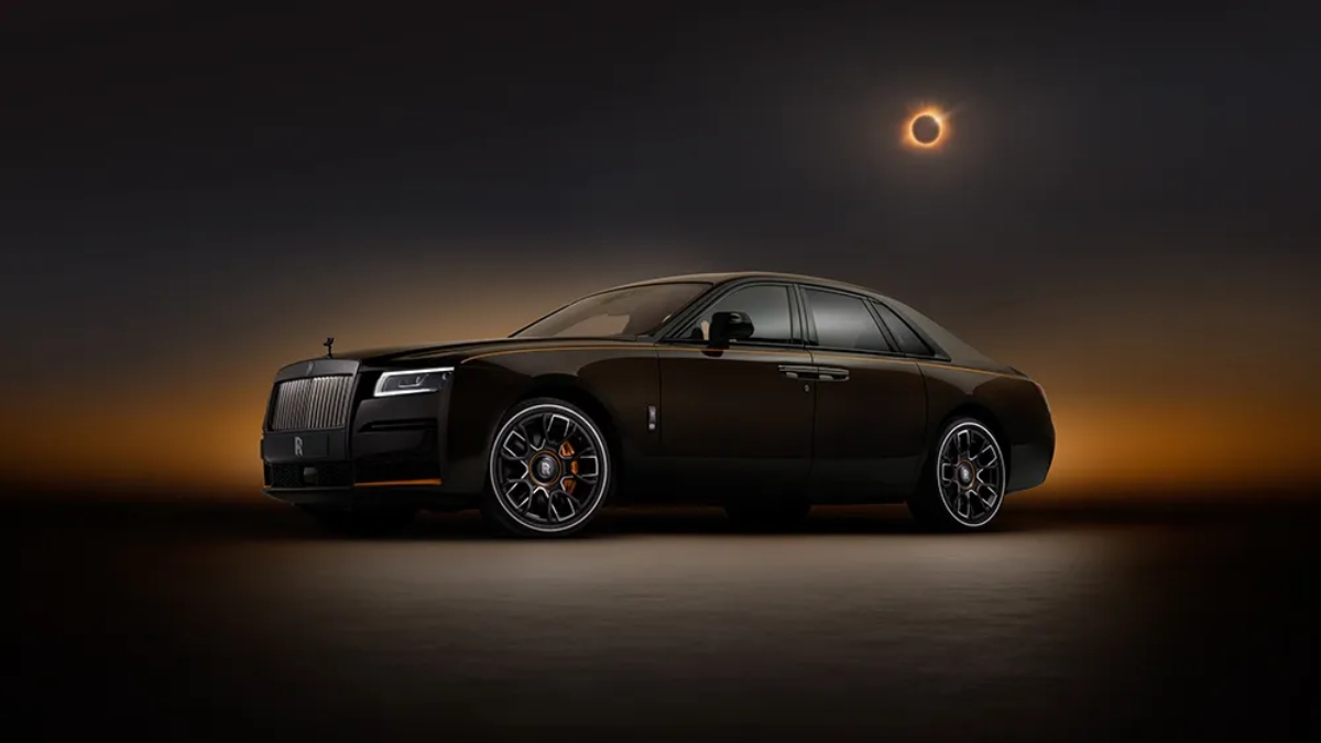 Rolls-Royce Black Badge Ghost ₹12 कोटीच्या किंमतीत परिष्कृतता आणि कार्यक्षमता