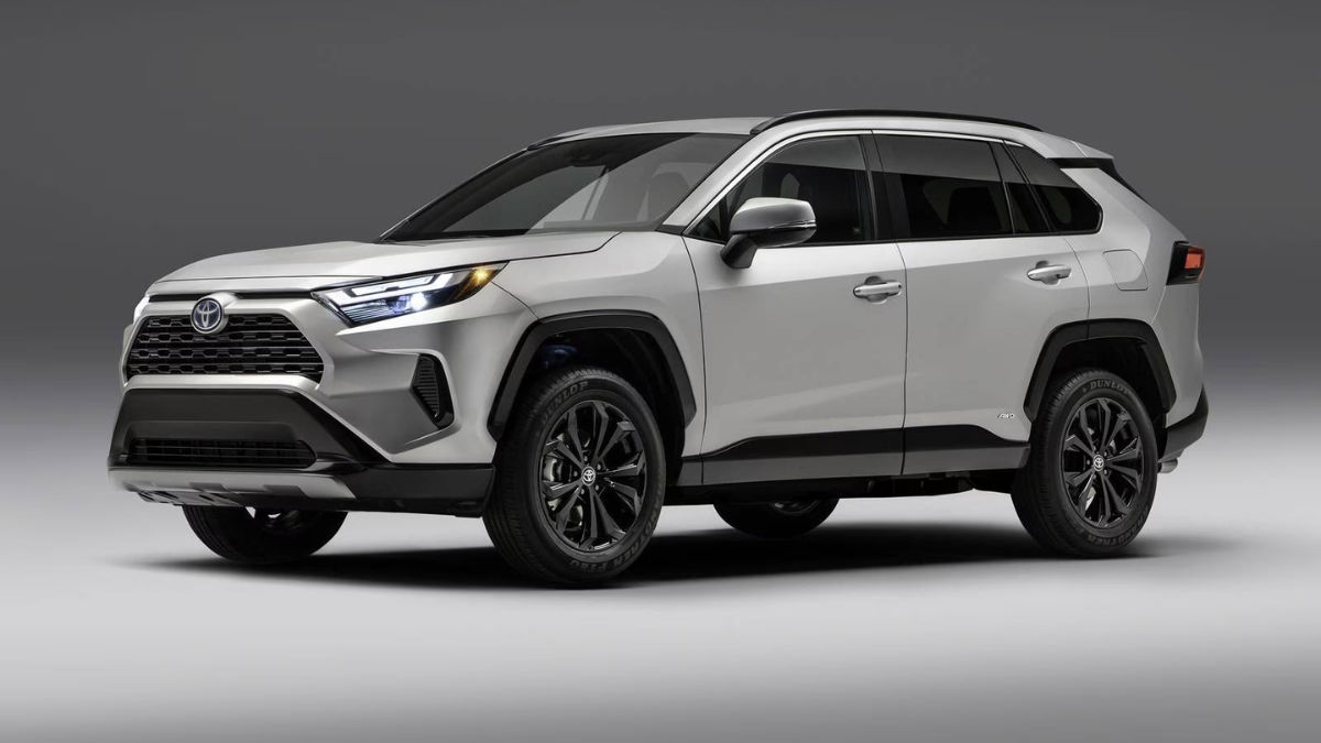 Toyota RAV4 हायब्रिड SUV ₹35 लाखांपासून, वायरलेस चार्जिंग आणि लेन असिस्टसह