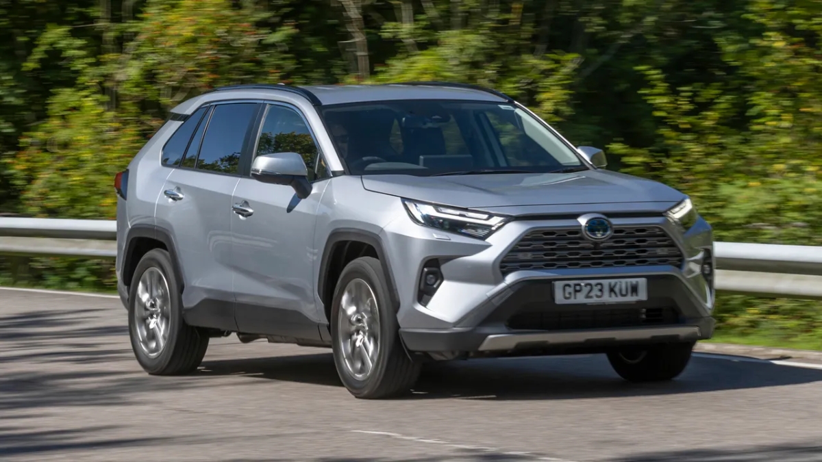 Toyota RAV4 हायब्रिड SUV ₹35 लाखांपासून, वायरलेस चार्जिंग आणि लेन असिस्टसह