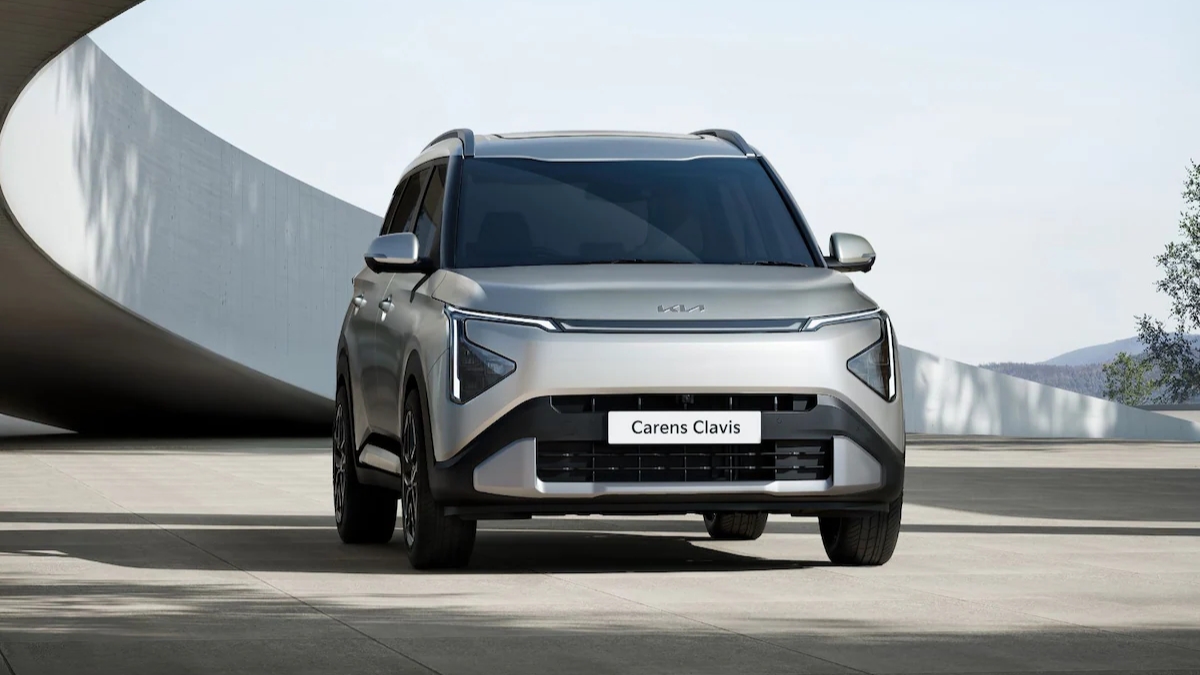 Kia Carens Clavis ₹11 लाखांत कनेक्टेड कार तंत्रज्ञान, सनरूफ आणि स्टायलिश लुकसह