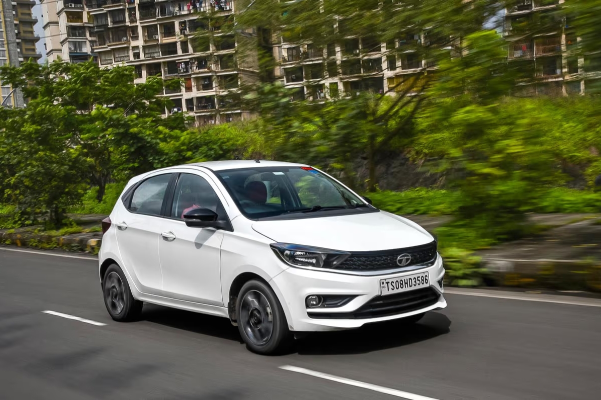 Tata Tiago ₹5.65 लाख मध्ये उत्कृष्ट मायलेज, सिटी ड्राइविंगसाठी आदर्श कार