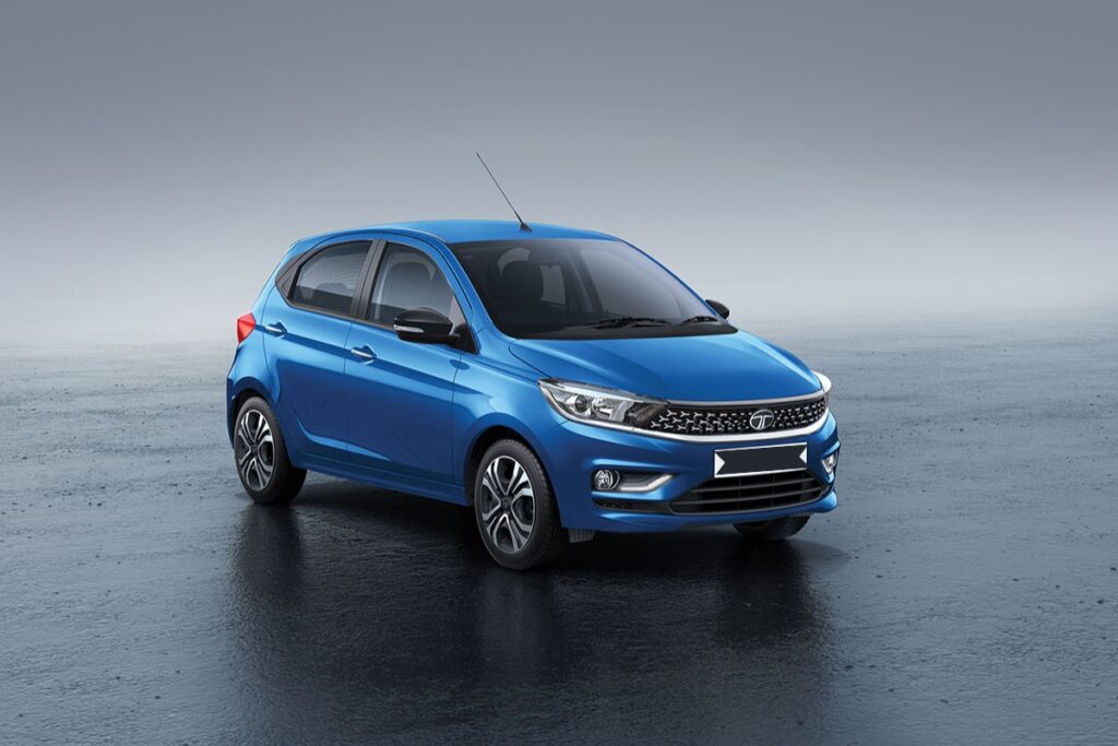 Tata Tiago ₹5.65 लाख मध्ये उत्कृष्ट मायलेज, सिटी ड्राइविंगसाठी आदर्श कार