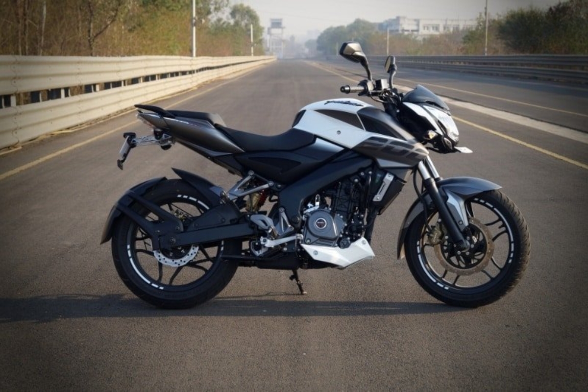 Bajaj Pulsar NS200 200cc बाईक स्पोर्टी लुक आणि जबरदस्त राइडिंग अनुभव ₹1.57 लाखांत