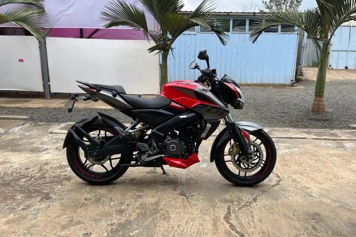 Bajaj Pulsar NS200 200cc बाईक स्पोर्टी लुक आणि जबरदस्त राइडिंग अनुभव ₹1.57 लाखांत