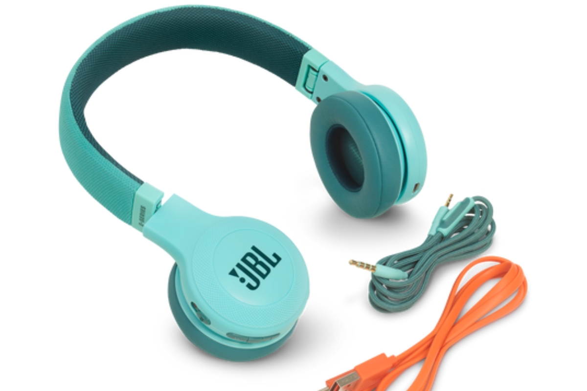 JBL E45BT ₹6,200 सिग्नेचर साउंडसह तुमचं संगीत आणखी जिवंत करा