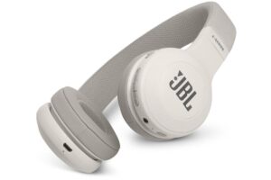 JBL E45BT ₹6,200 सिग्नेचर साउंडसह तुमचं संगीत आणखी जिवंत करा
