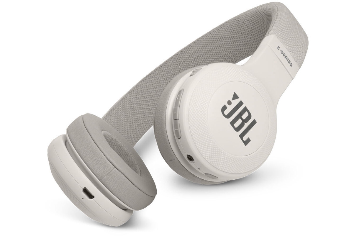 JBL E45BT ₹6,200 सिग्नेचर साउंडसह तुमचं संगीत आणखी जिवंत करा