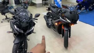 धांसू फीचर्स के साथ आती है Yamaha R15 V4 बाइक, बेस्ट माइलेज में सबसे खास