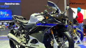 स्पोर्टी अंदाज़ वाली Yamaha R15 का नया मॉडल का टीज़र इस दिन हो रहा है लांच, जाने क्या होंगे बदलवों