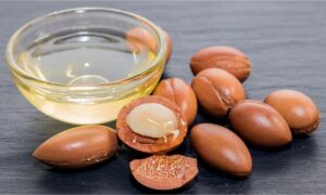 सर्दियों में होंठों का सूखापन और दरारें करें दूर: Argan Oil से पाएं कोमल और स्वस्थ होंठ