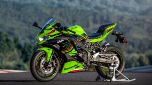 युवाओं की पहली पसंद Kawasaki ZX-4RR सुपर बाइक, पहले से कम कीमत में हुई लॉन्च