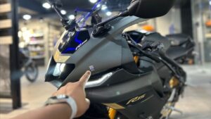 लग्जरी फीचर्स और प्रीमियम लुक के साथ मार्केट में तारीफ बटोरने आया Yamaha R15 बाइक