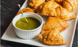 Samosa Recipe: शाम की चाय के साथ चाहिए कुछ क्रिस्पी? ट्राई करें ये खास आलू समोसा रेसिपी