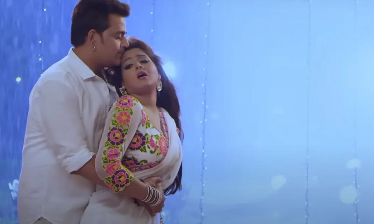 बारिश में Ravi Kishan aur Anjana Singh का जबरदस्त रोमांस फैंस बोले बिंदास