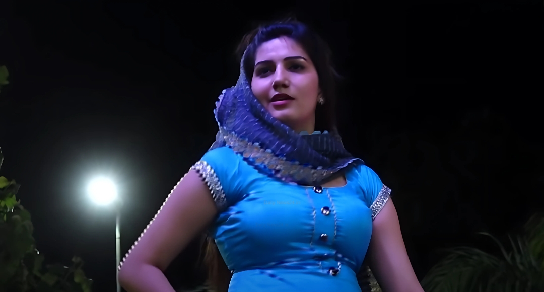 Sapna Chaudhary के ठुमकों पर मरमिटी भीड़ वायरल हुआ धमाकेदार डांस वीडियो