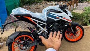 लड़कियों को जल्दी पटाने, मात्र ₹18,000 की डाउन पेमेंट पर खरीदे KTM 125 Duke स्पोर्ट बाइक