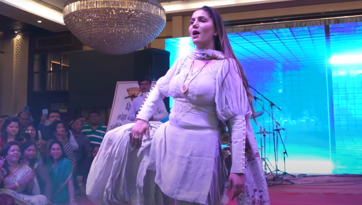 Haryanvi Song: पानी छलके Sapna Choudhary के धमाकेदार डांस परफॉर्मेंस ने जीता दिल