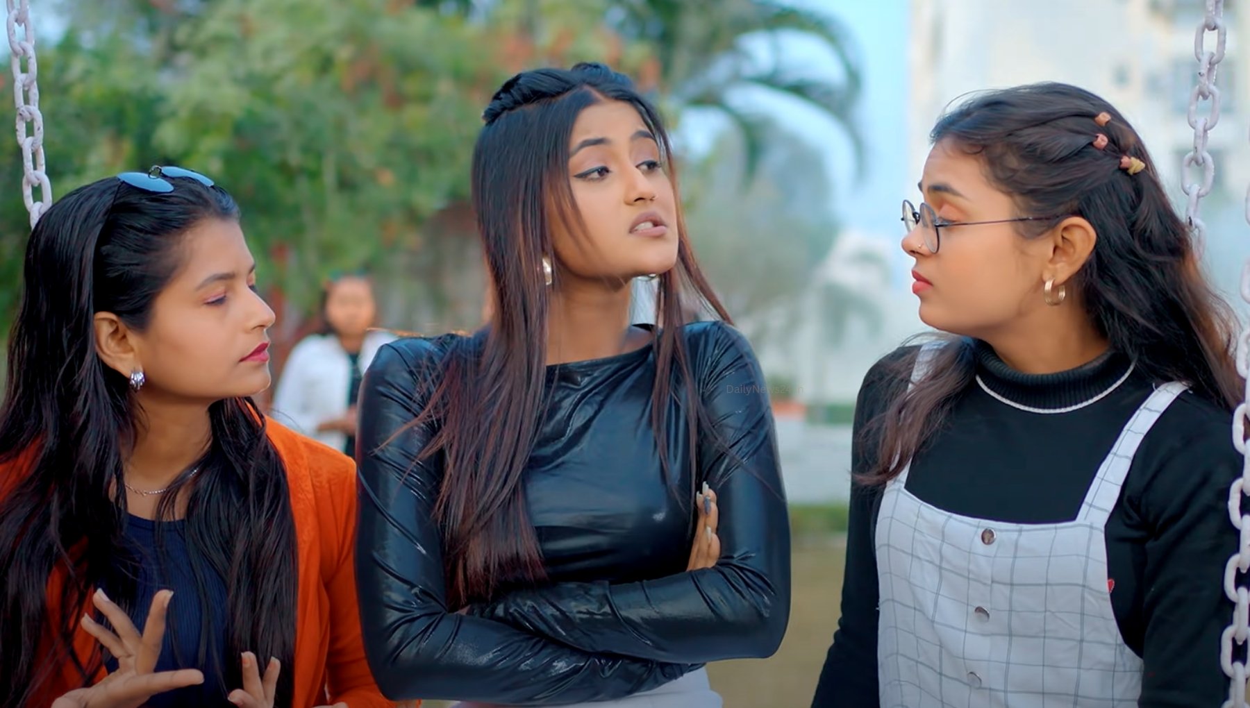 Bhojpuri Song: Diya Mukherjee और Shweta Sargam के साथ रोवता ईयरवा का जादू
