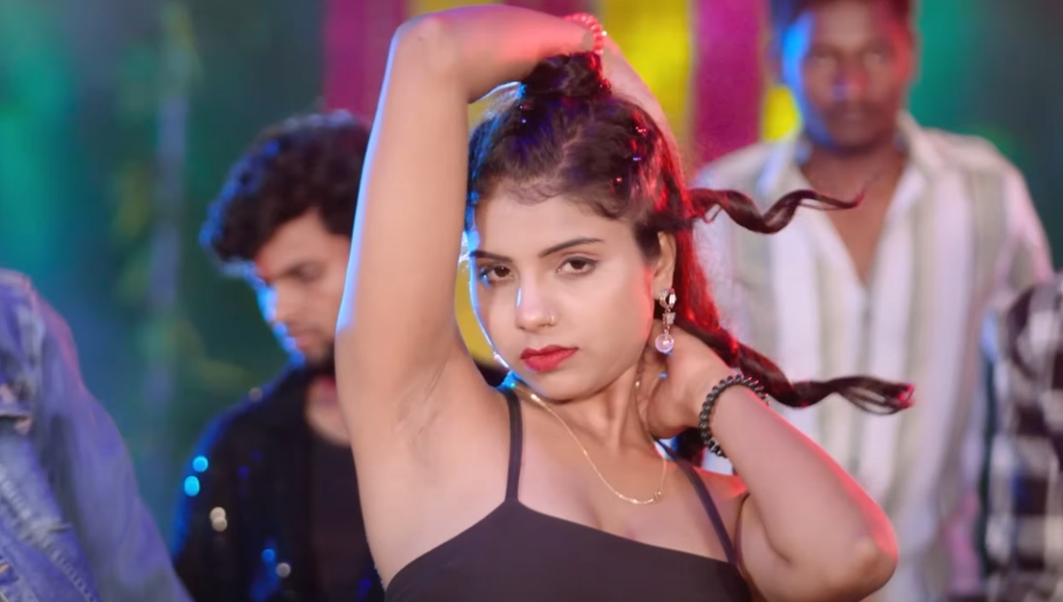Bhojpuri Song: गोराये लगलु Pramod Premi Yadav और Komal Dubey की जोड़ी ने रच दिया जादू