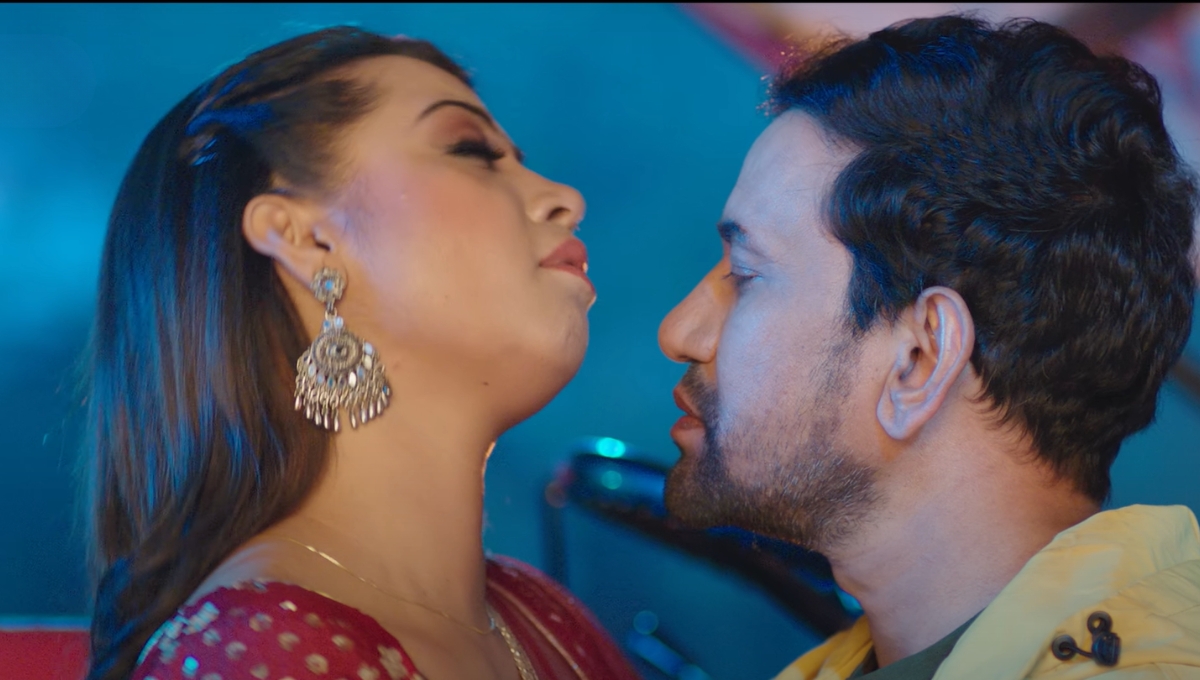 Bhojpuri Song: सोनहा सोनहा Dinesh Lal Yadav और Raksha Gupta के साथ भोजपुरी का नया रोमांटिक धमाका सुनिए अब कैप्टन म्यूजिक पर