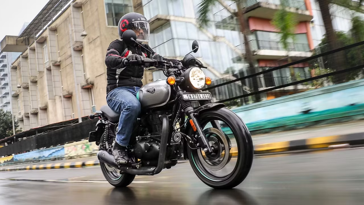Royal Enfield Hunter 350 की खासियतें जानिए सिर्फ ₹1.50 लाख में दमदार लुक, 130kmph स्पीड और USB चार्जर जैसी खूबियाँ