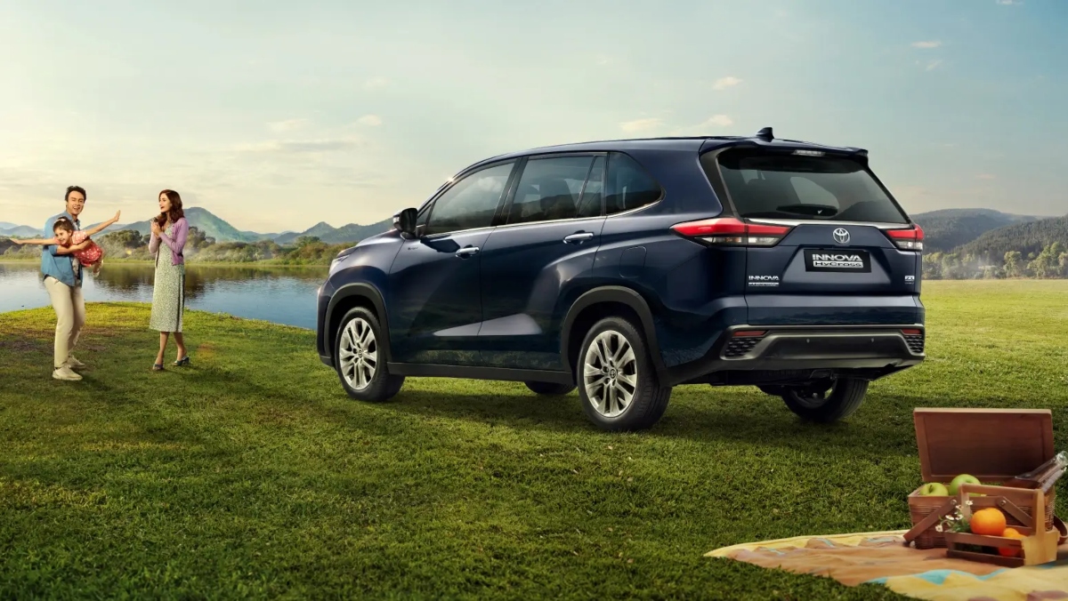 Toyota Innova HyCross 2025