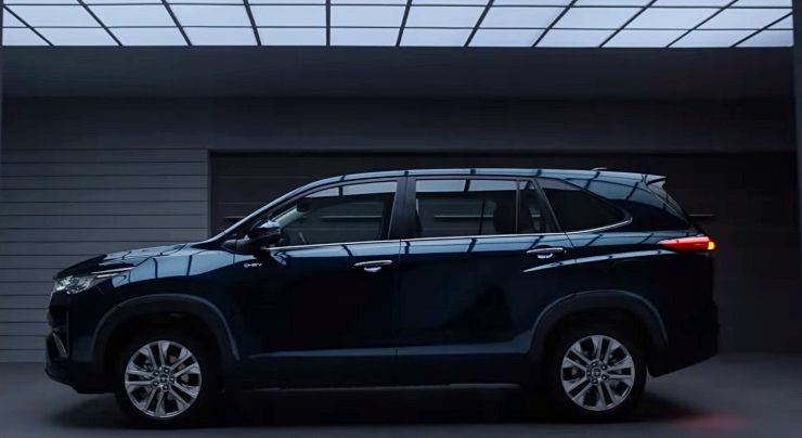 Toyota Innova HyCross 2025