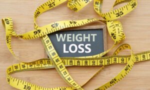 Weight Loss Mistakes: खाने की ये आदतें तेजी से बढ़ा सकती हैं वजन, जानें इनसे बचने का तरीका