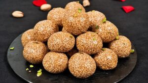 Gud Our Til Ke Laddoo: जानिए गुड़ और तिल के लड्डू सर्दियों की एक खास रेसिपी
