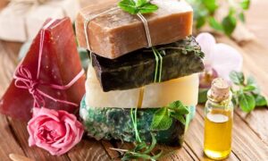 Homemade Herbal Soap: आसानी से घर पर बनाएँ केमिकल-फ्री नैचुरल साबुन