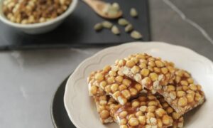Homemade Gud Chana Chikki