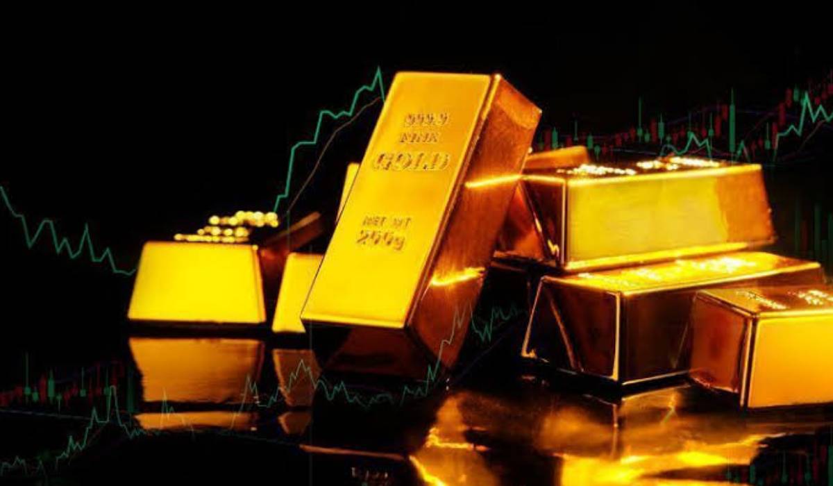 Gold prices move lower