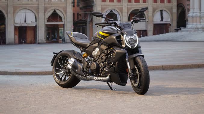 Ducati Diavel V4 Black Roadster
